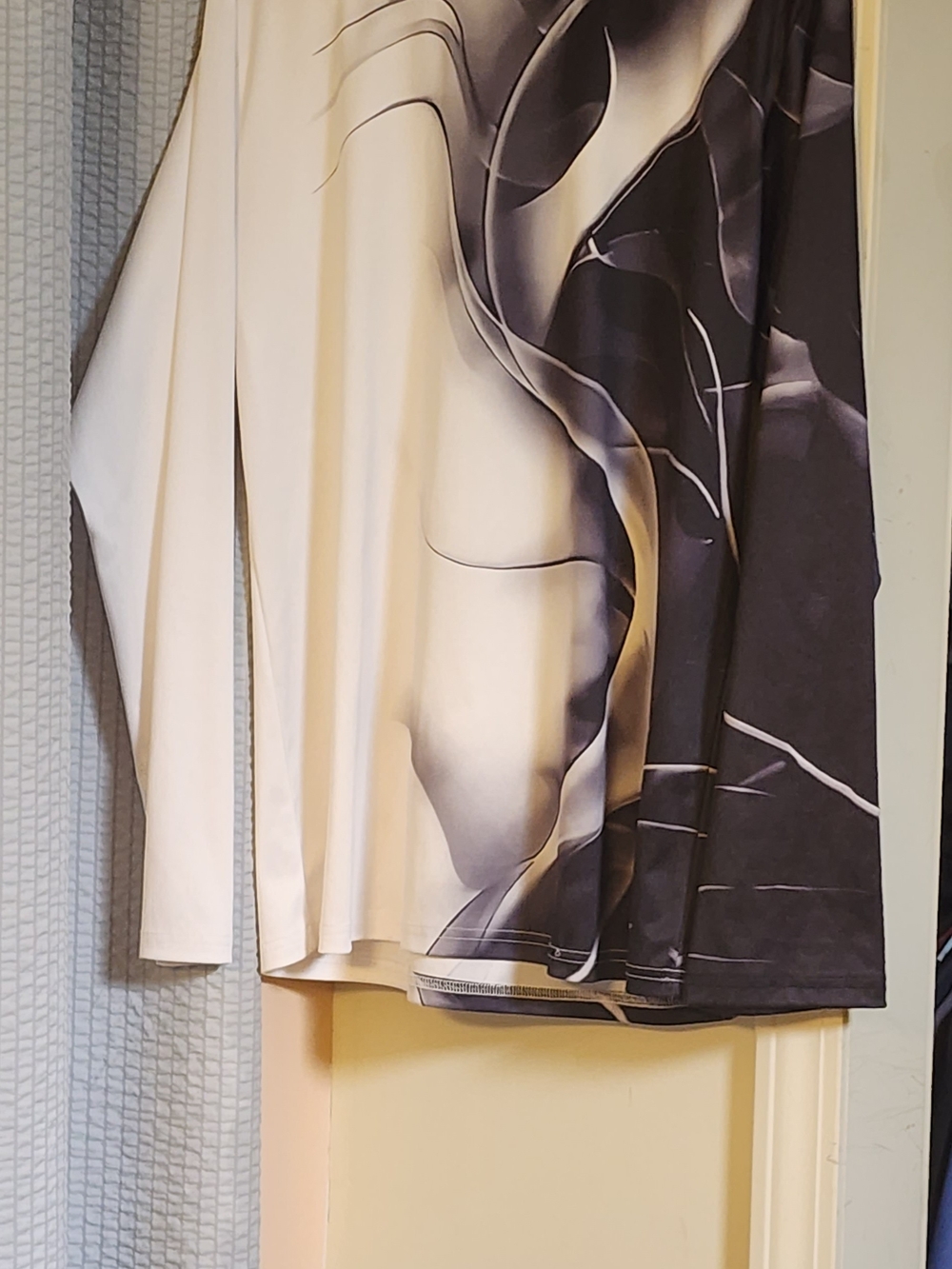 Men's Long-Sleeve Graphic Top in Black and White